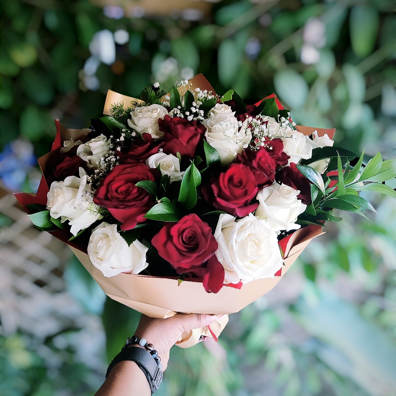 kirmizi beyaz gül buketi